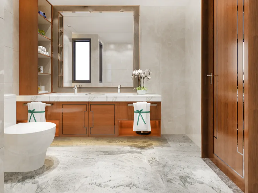 Baño con suelo y paredes de piedra clara