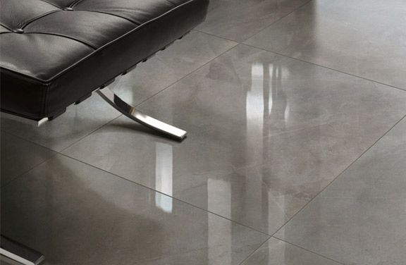 Piso de piedra gris pulida
