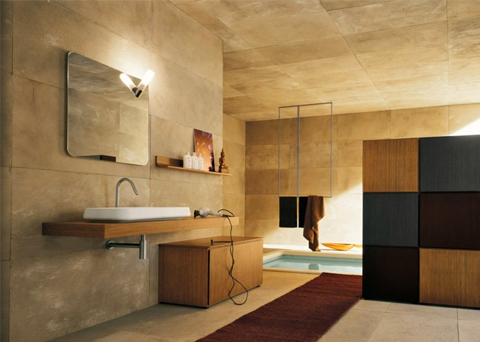 Baño revestido en piedra color arena