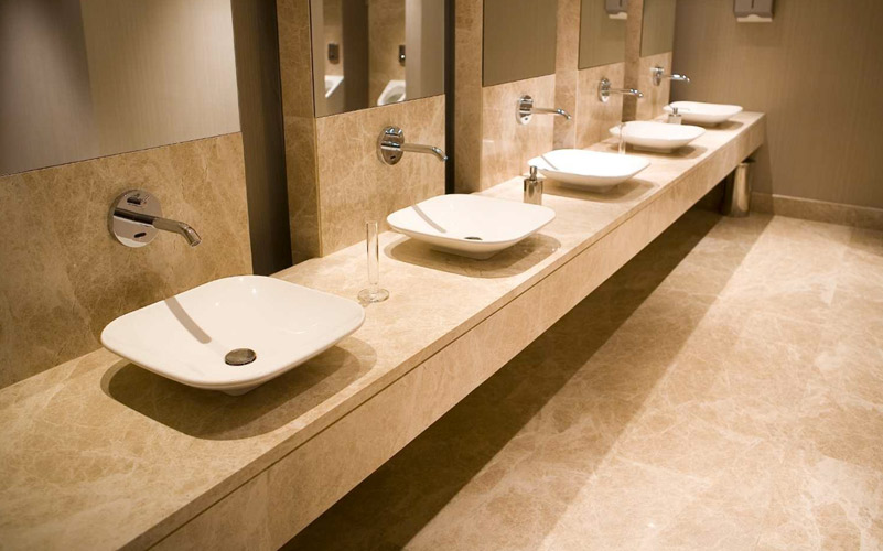Lavabos sobre cubierta de piedra beige