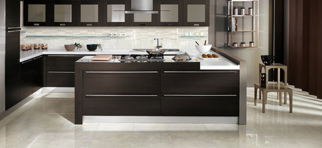 Cocina contemporánea con piso de piedra clara