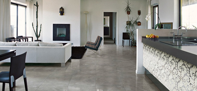 Estancia con piso de piedra gris
